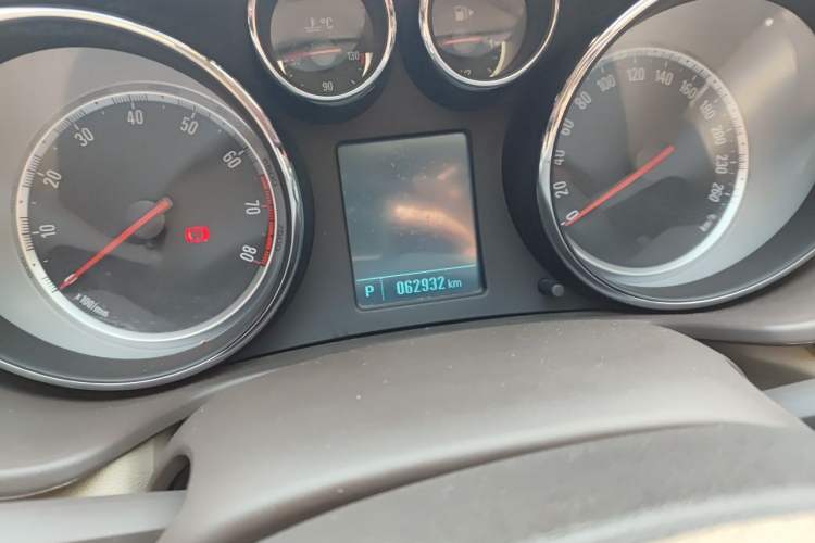 Used Buick Regal 2015 2.0L Leading Fashion Edition Odometer Close Up