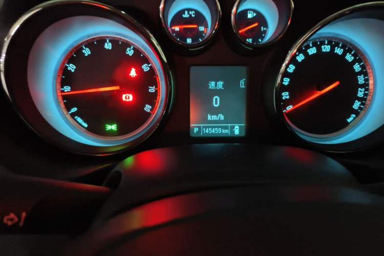 Used Buick Regal 2015 1.6T Fashion Tech Model Odometer Close Up
