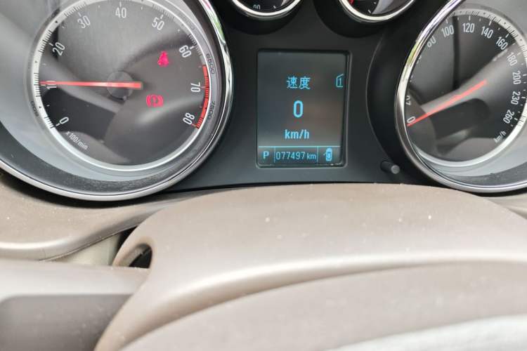 Used Buick Regal 2015 2.0L Leading Fashion Edition Odometer Close Up