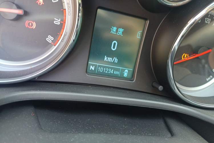 Used Buick Regal 2015 1.6T Leading Technology Model Odometer Close Up