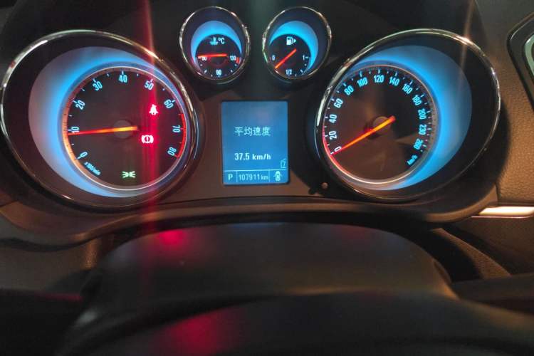 Used Buick Regal 2015 1.6T Leading Technology Model Odometer Close Up