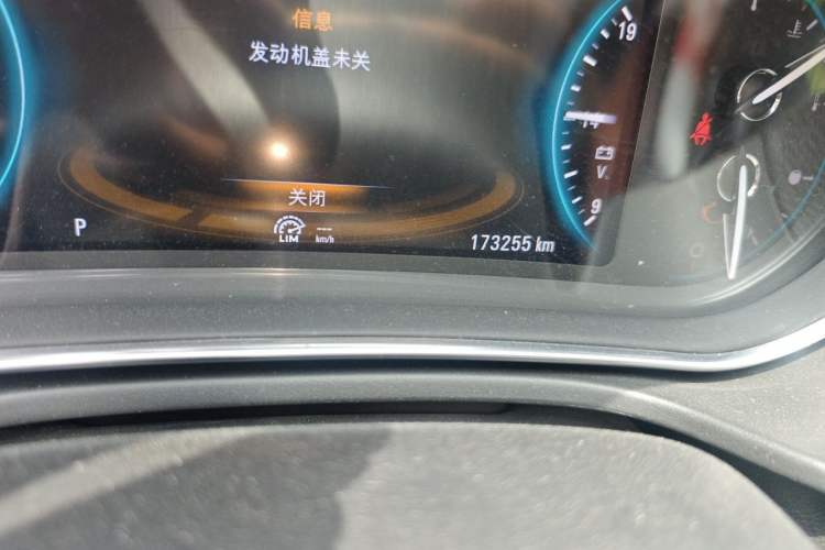 Used Buick Regal 2015 1.6T Elite Tech Model Odometer Close Up