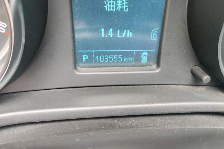 Used Buick Regal 2015 1.6T Leading Technology Model Odometer Close Up