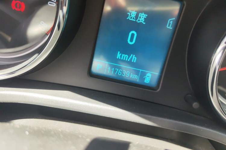 Used Buick Regal 2015 1.6T Leading Technology Model Odometer Close Up