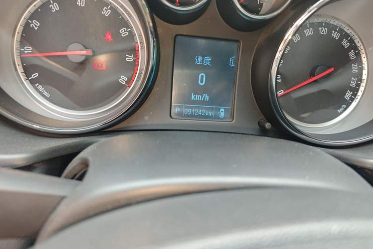 Used Buick Regal 2015 1.6T Leading Technology Model Odometer Close Up
