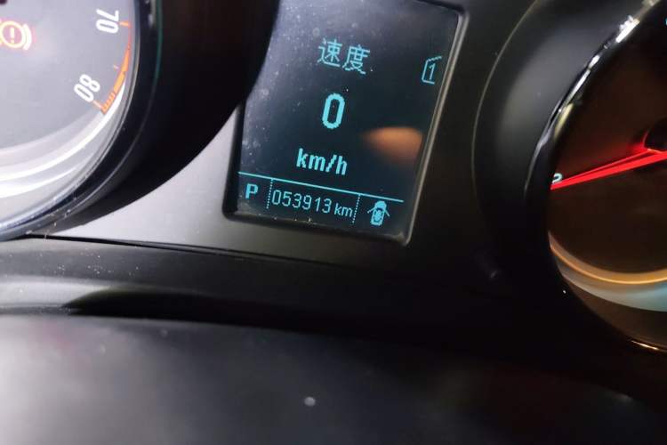Used Buick Regal 2015 1.6T Fashion Tech Model Odometer Close Up