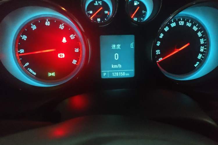 Used Buick Regal 2015 2.0L Leading Fashion Edition Odometer Close Up