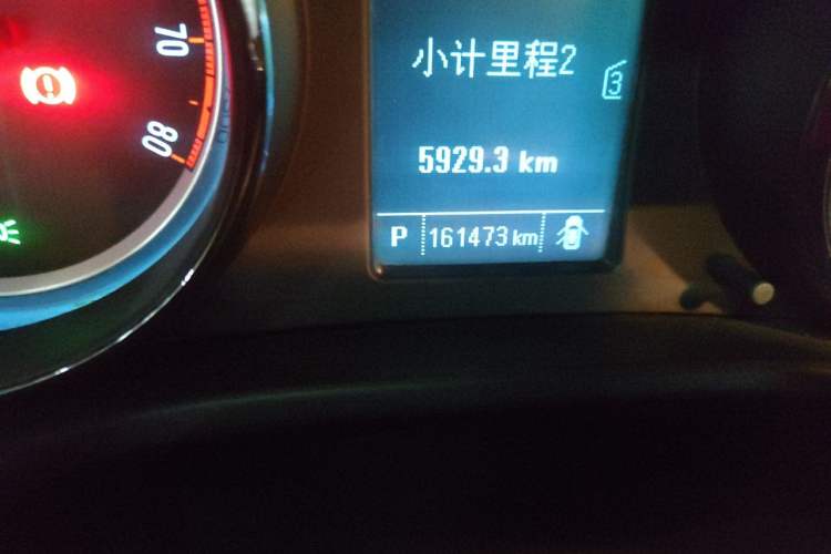 Used Buick Regal 2015 1.6T Leading Technology Model Odometer Close Up