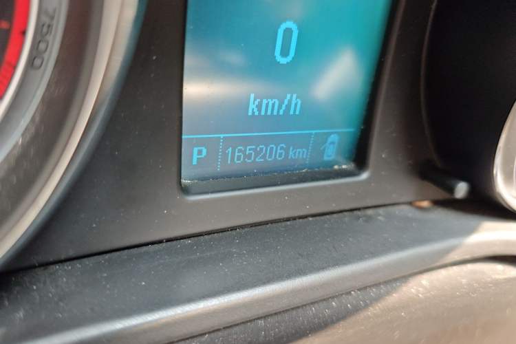 Used Buick Regal 2015 1.6T Leading Technology Model Odometer Close Up