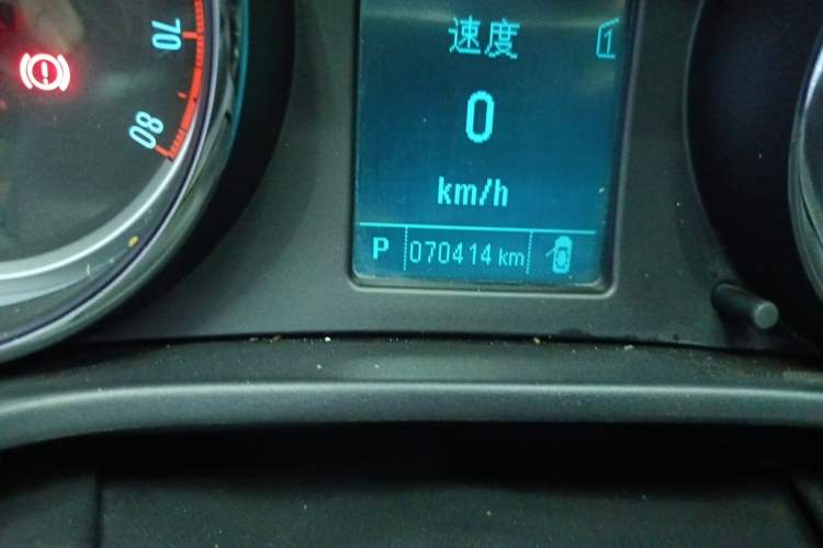 Used Buick Regal 2015 1.6T Leading Technology Model Odometer Close Up