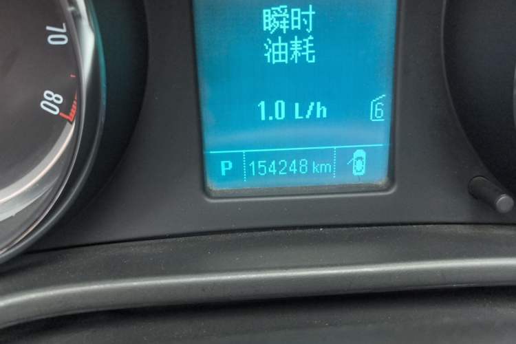 Used Buick Regal 2015 1.6T Leading Technology Model Odometer Close Up