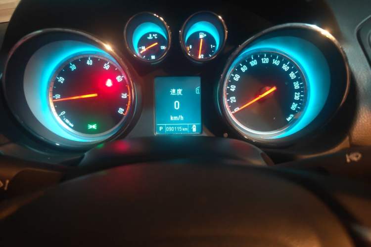 Used Buick Regal 2015 1.6T Leading Technology Model Odometer Close Up