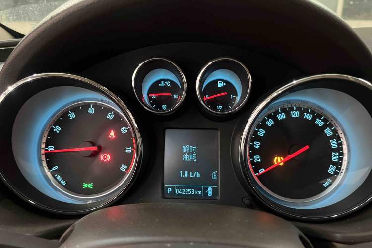 Used Buick Regal 2015 2.0L Leading Fashion Edition Odometer Close Up