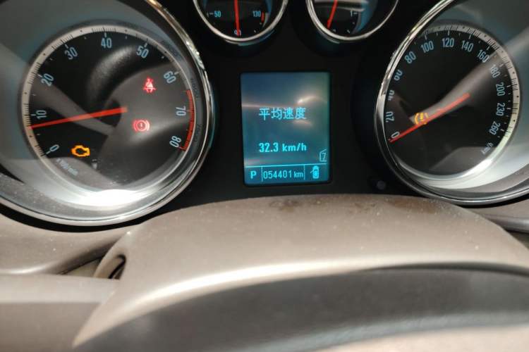Used Buick Regal 2015 2.0L Leading Fashion Edition Odometer Close Up