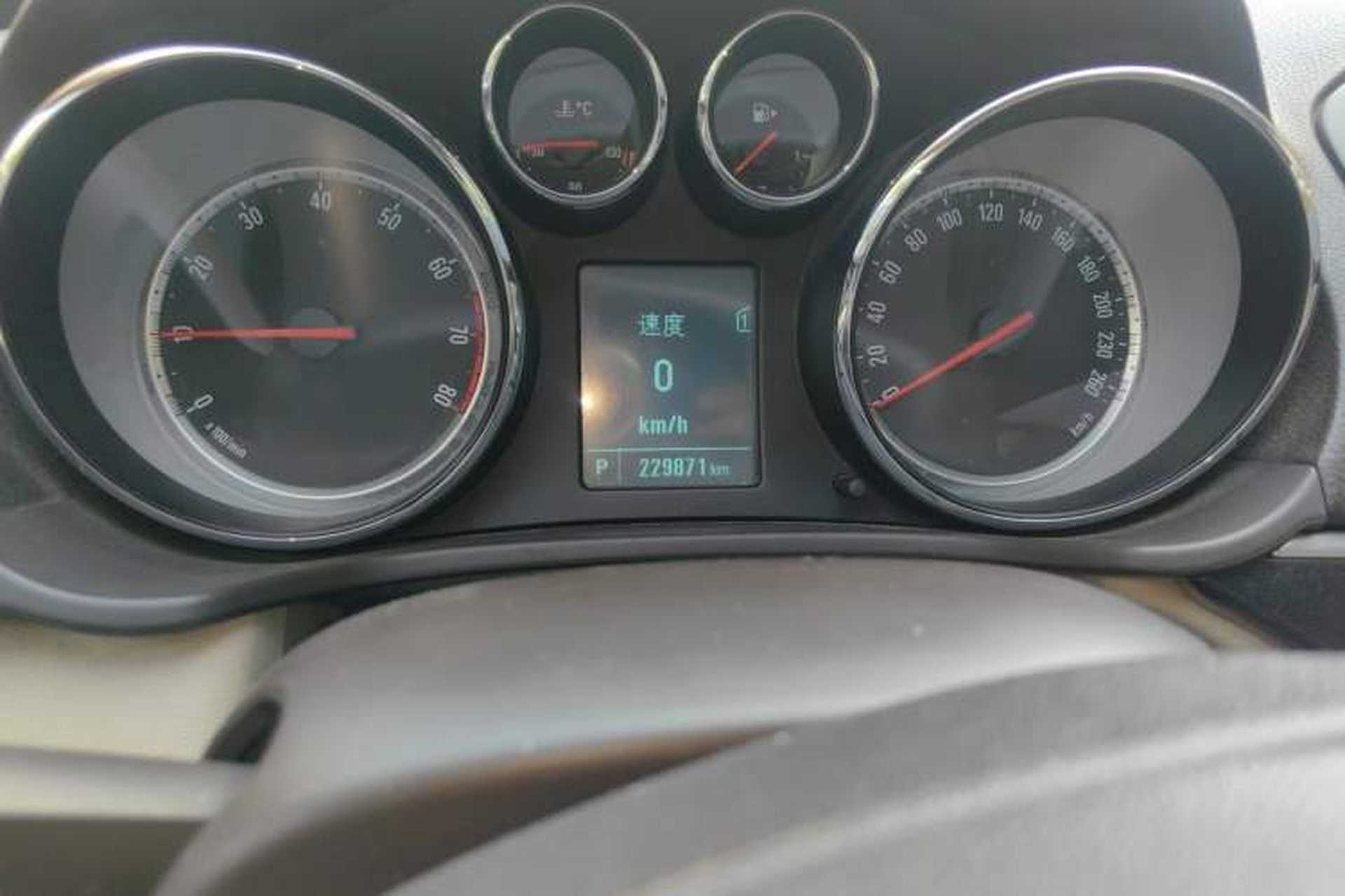 Used Buick Regal 2015 2.0L Leading Fashion Edition Odometer Close Up