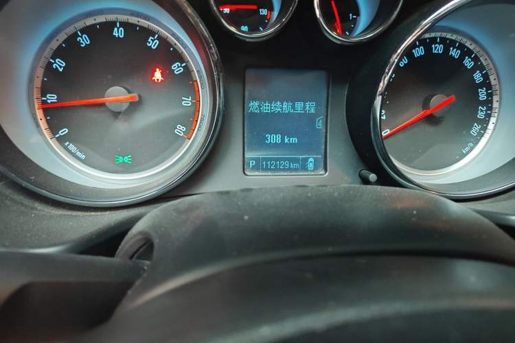 Used Buick Regal 2015 1.6T Leading Technology Model Odometer Close Up