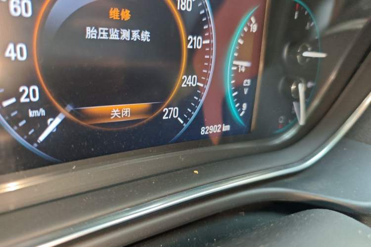 Used Buick Regal 2015 1.6T Elite Tech Model Odometer Close Up