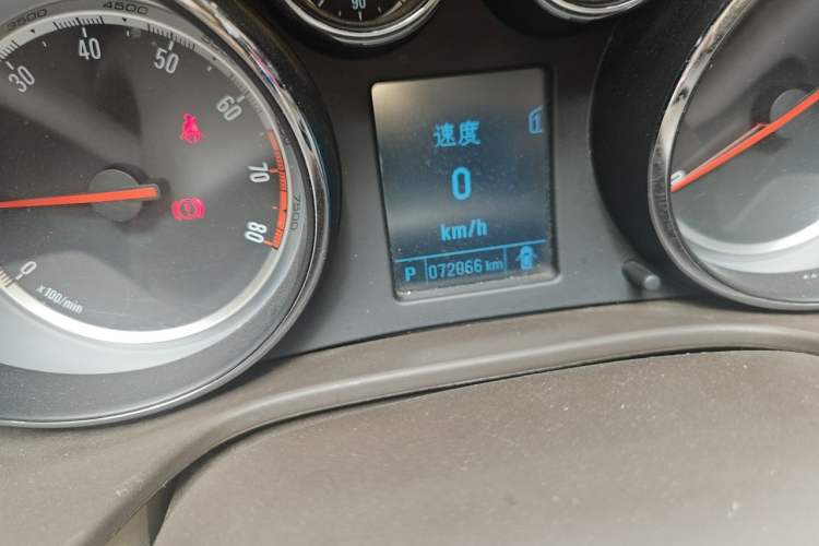 Used Buick Regal 2015 2.0L Leading Fashion Edition Odometer Close Up