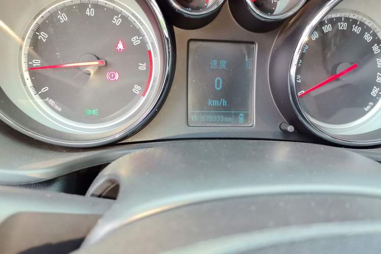 Used Buick Regal 2015 1.6T Fashion Tech Model Odometer Close Up