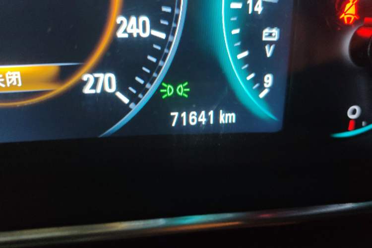 Used Buick Regal 2015 1.6T Elite Tech Model Odometer Close Up