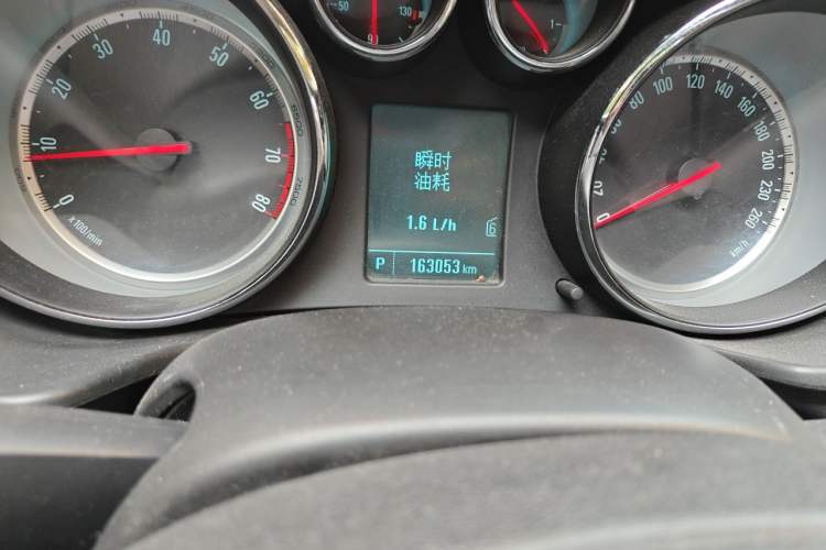 Used Buick Regal 2015 1.6T Leading Technology Model Odometer Close Up