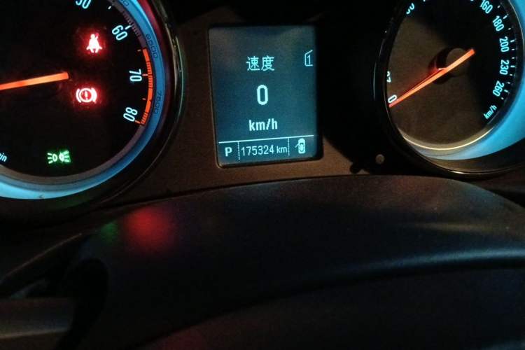 Used Buick Regal 2015 2.0L Leading Fashion Edition Odometer Close Up