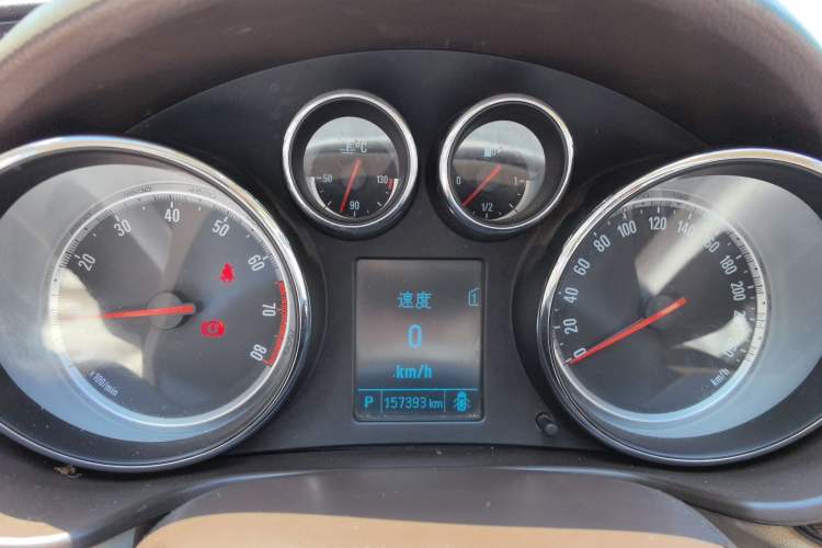 Used Buick Regal 2015 2.0L Leading Fashion Edition Odometer Close Up
