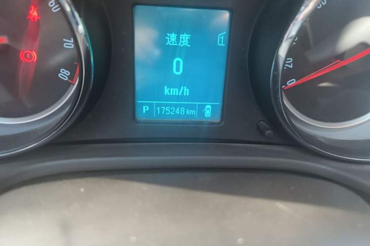 Used Buick Regal 2015 2.0L Leading Fashion Edition Odometer Close Up