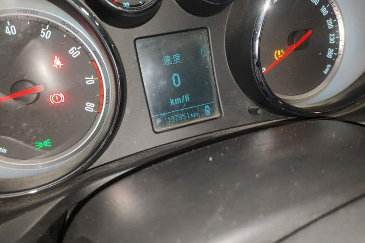 Used Buick Regal 2015 1.6T Leading Technology Model Odometer Close Up