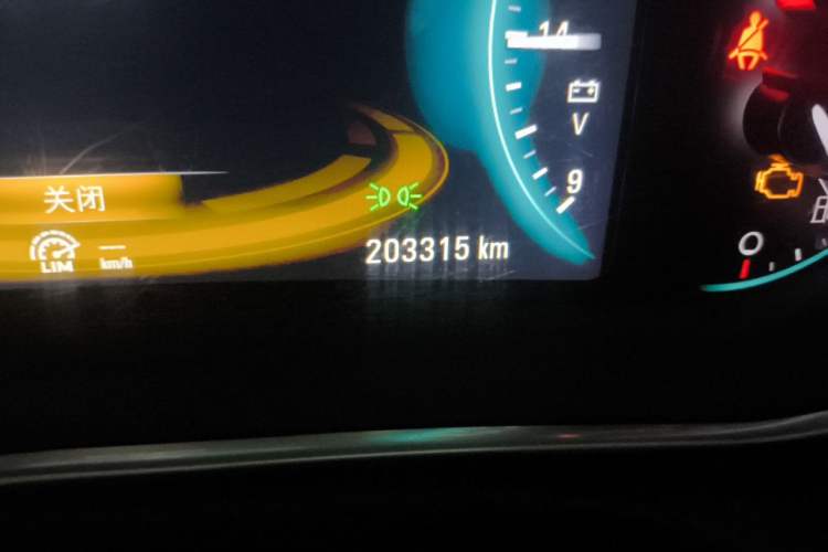 Used Buick Regal 2015 1.6T Elite Tech Model Odometer Close Up