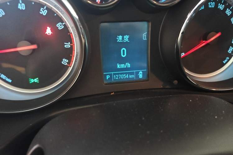 Used Buick Regal 2015 1.6T Leading Technology Model Odometer Close Up