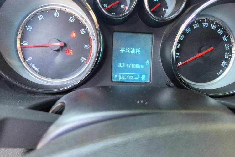 Used Buick Regal 2015 1.6T Leading Technology Model Odometer Close Up