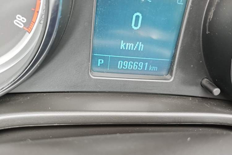 Used Buick Regal 2015 1.6T Leading Technology Model Odometer Close Up