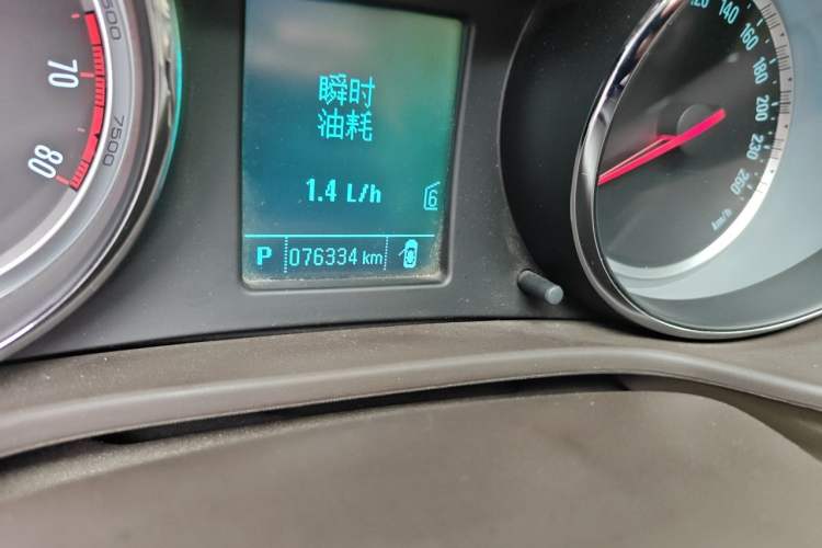 Used Buick Regal 2015 2.0L Leading Fashion Edition Odometer Close Up