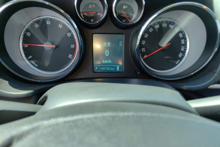 Used Buick Regal 2015 1.6T Leading Technology Model Odometer Close Up