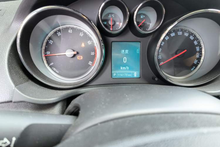 Used Buick Regal 2015 1.6T Leading Technology Model Odometer Close Up