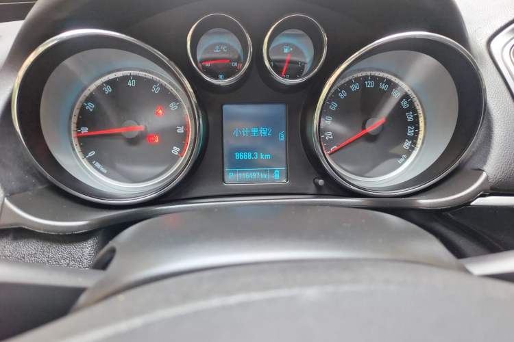 Used Buick Regal 2015 1.6T Leading Technology Model Odometer Close Up