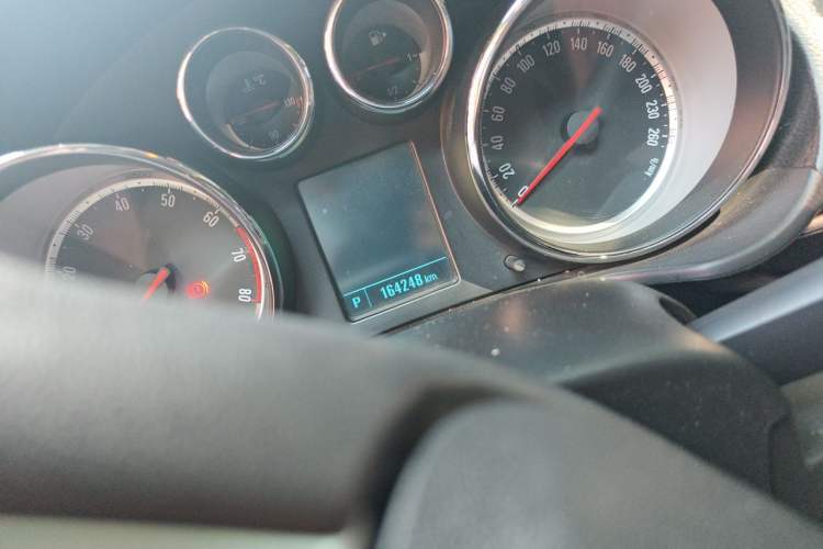 Used Buick Regal 2015 1.6T Leading Technology Model Odometer Close Up