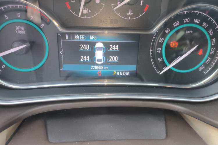 Used Buick Regal 2015 2.0L Elite Fashion Edition Odometer Close Up