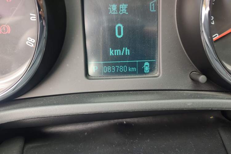 Used Buick Regal 2015 1.6T Leading Technology Model Odometer Close Up