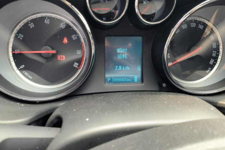 Used Buick Regal 2015 1.6T Leading Technology Model Odometer Close Up