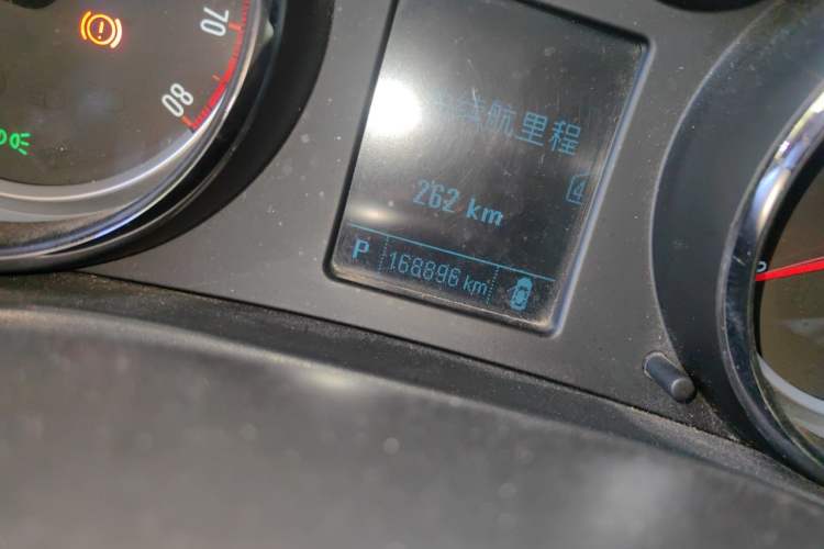 Used Buick Regal 2015 1.6T Leading Technology Model Odometer Close Up