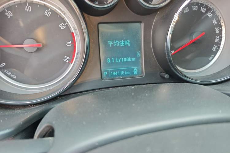 Used Buick Regal 2015 1.6T Leading Technology Model Odometer Close Up
