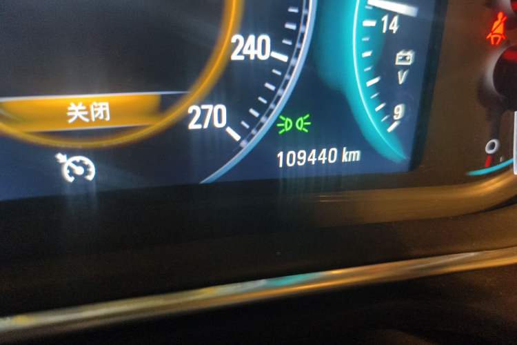 Used Buick Regal 2015 1.6T Elite Tech Model Odometer Close Up