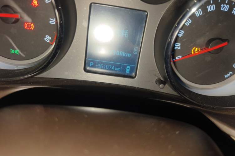 Used Buick Regal 2015 2.0L Leading Fashion Edition Odometer Close Up