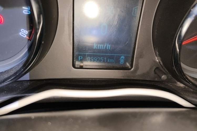 Used Buick Regal 2015 1.6T Leading Technology Model Odometer Close Up