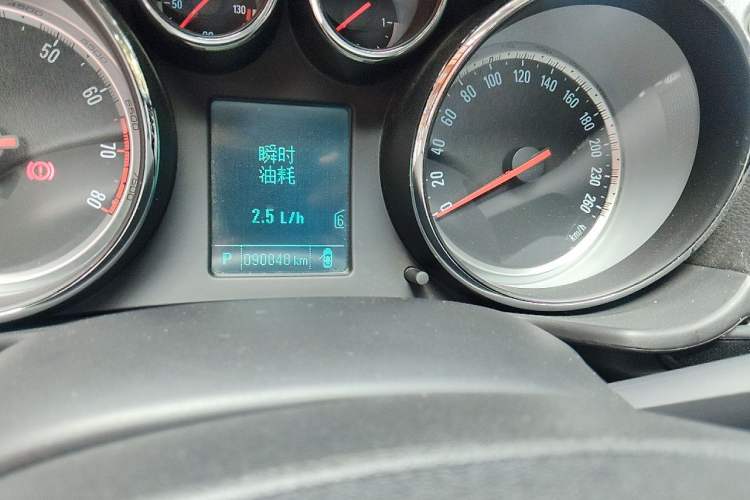 Used Buick Regal 2015 1.6T Leading Technology Model Odometer Close Up