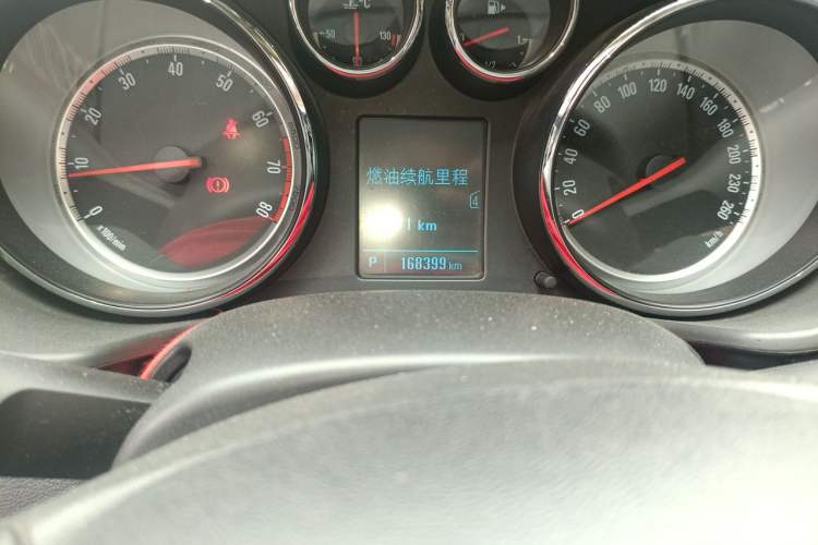 Used Buick Regal 2015 1.6T Fashion Tech Model Odometer Close Up