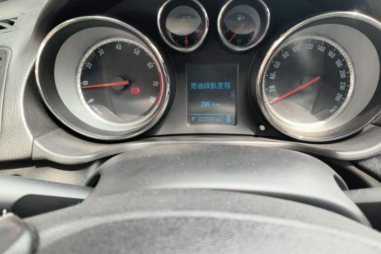 Used Buick Regal 2015 1.6T Leading Technology Model Odometer Close Up