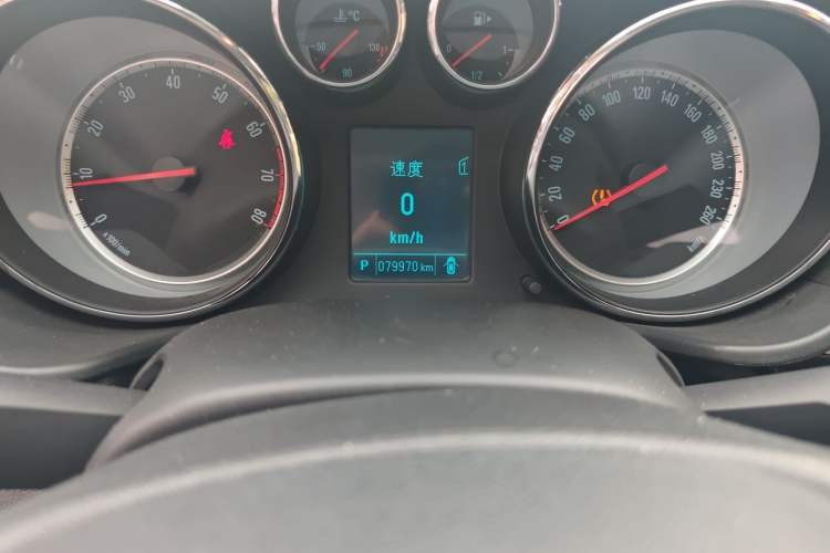 Used Buick Regal 2015 1.6T Leading Technology Model Odometer Close Up
